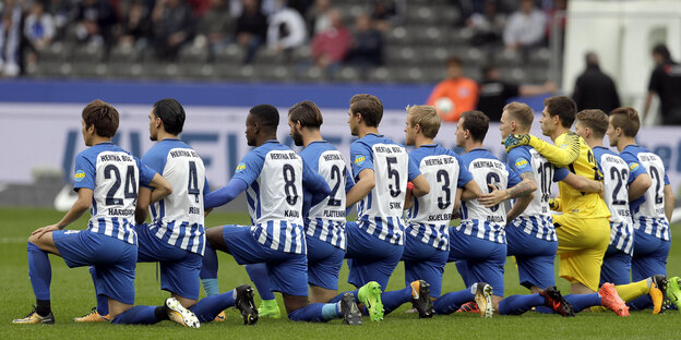 Knieende Spieler von Hertha BSC Knieende Spieler von Hertha BSC