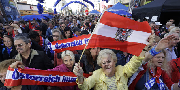 Anhänger der ÖVP jubeln Anhänger der ÖVP jubeln
