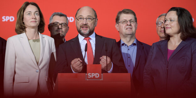 Martin Schulz an einem Rednerpult daneben Andrea Nahles und Katarina Barley Martin Schulz an einem Rednerpult daneben Andrea Nahles und Katarina Barley