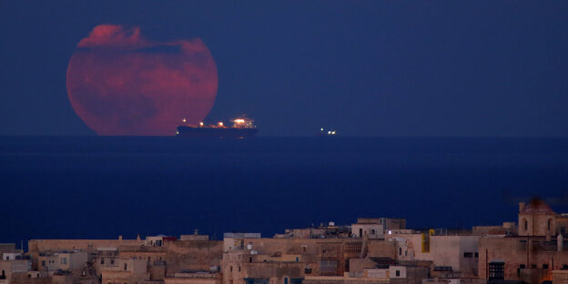 Der Vollmond geht über dem Mittelmeer auf. Im Vordergrund Malta