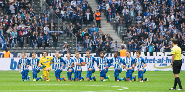 Kniefall vor dem Spiel gegen Schalke Kniefall vor dem Spiel gegen Schalke