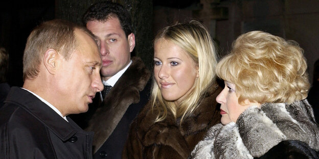 Die Journalistin Xenia Sobtschak mit Präsident Wladimir Putin und der Witwe ihres vater Anatoli, Ljudmilla Narusowa Die Journalistin Xenia Sobtschak mit Präsident Wladimir Putin und der Witwe ihres vater Anatoli, Ljudmilla Narusowa