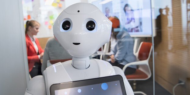 Ein Roboter mit Bildschirm auf der Brust Ein Roboter mit Bildschirm auf der Brust
