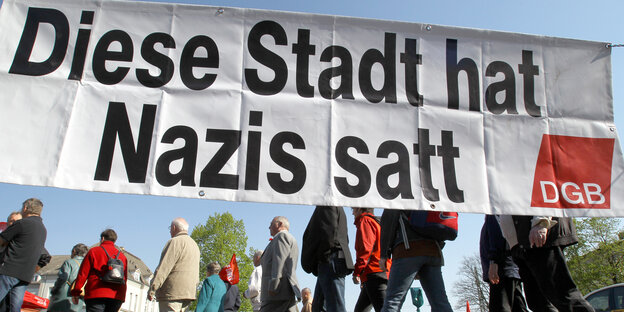 Ein Transparent mit dem DGB-Logo und der Aufschrift "Diese Stadt hat Nazis satt" Ein Transparent mit dem DGB-Logo und der Aufschrift "Diese Stadt hat Nazis satt"