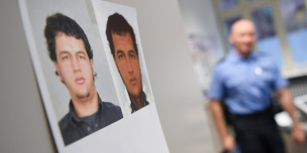 Fahndungsfotos von Anis Amri hängen in einem Polizeibüro Fahndungsfotos von Anis Amri hängen in einem Polizeibüro
