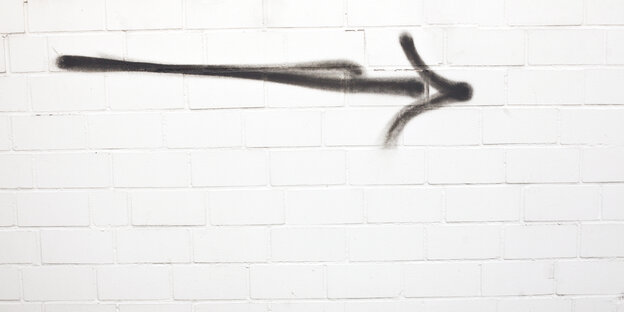 Ein Pfeil auf einer Hauswand Ein Pfeil auf einer Hauswand