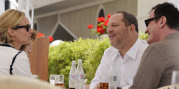 Harvey Weinstein und Quentin Tarantino sitzen einer Frau gegenüber Harvey Weinstein und Quentin Tarantino sitzen einer Frau gegenüber
