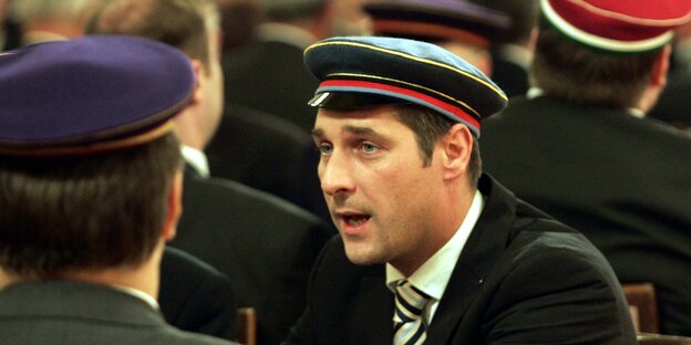 Männer mit bunten Mützen, darunter Heinz-Christian Strache Männer mit bunten Mützen, darunter Heinz-Christian Strache