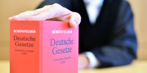 Rotes Gesetzbuch mit Aufschrift Schönfelder Rotes Gesetzbuch mit Aufschrift Schönfelder