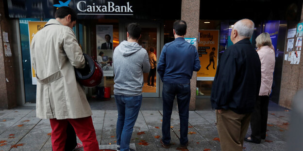 Warteschlange vor der Caixa Bank in Barcelona Warteschlange vor der Caixa Bank in Barcelona
