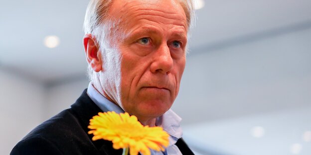 Jürgen Trittin und eine Blume Jürgen Trittin und eine Blume