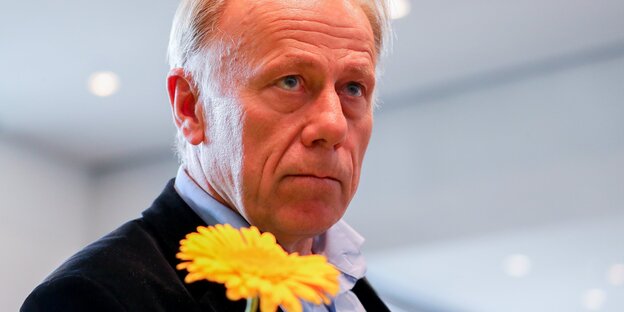 Jürgen Trittin und eine Blume