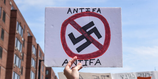 Ein Schild mit der Aufschrift Antifa und einem durchgestrichenen Hakenkreuz Ein Schild mit der Aufschrift Antifa und einem durchgestrichenen Hakenkreuz