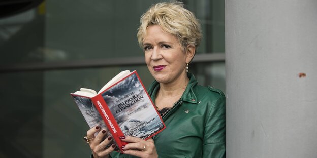 Petra Reski hält ihr Buch in der Hand Petra Reski hält ihr Buch in der Hand