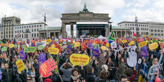 Eine Menschenmenge steht vor dem Brandenburger Tor Eine Menschenmenge steht vor dem Brandenburger Tor