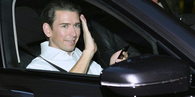 Sebastian Kurz auf dem Beifahrersitz eines Autos Sebastian Kurz auf dem Beifahrersitz eines Autos