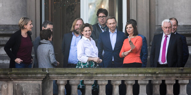 Männer und Frauen von den Grünen und der FDP stehen auf einem Balkon Männer und Frauen von den Grünen und der FDP stehen auf einem Balkon