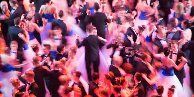 Menschen tanzen in Pärchen Menschen tanzen in Pärchen