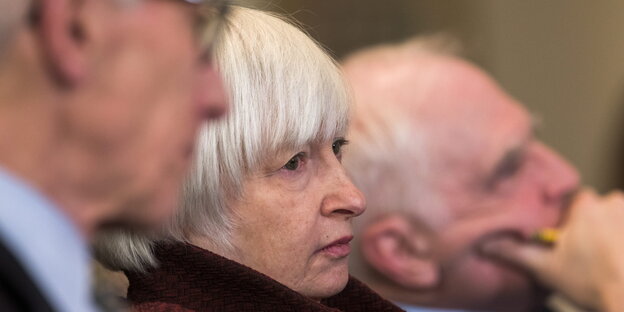 Eine Frau mit weißgrauen Haaren Eine Frau mit weißgrauen Haaren