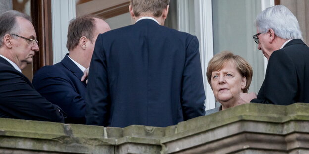 auf einem Balkon stehen vier Männer und Angela Merkel auf einem Balkon stehen vier Männer und Angela Merkel