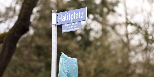 Straßenschild „Halitplatz“ Straßenschild „Halitplatz“