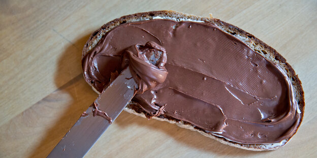 Brot mit braunem Aufstrich Brot mit braunem Aufstrich
