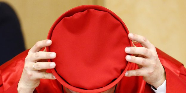 die rote Kopfbedeckung eines Richters des BVerfG