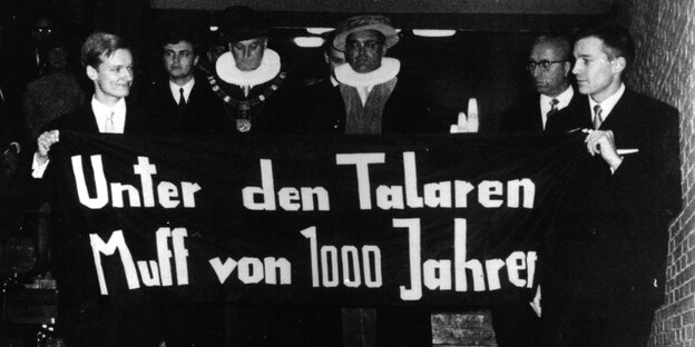 Studenten tragen ein Banner mit der Aufschrift: Unter den Talaren Muff von 1000 Jahren Studenten tragen ein Banner mit der Aufschrift: Unter den Talaren Muff von 1000 Jahren