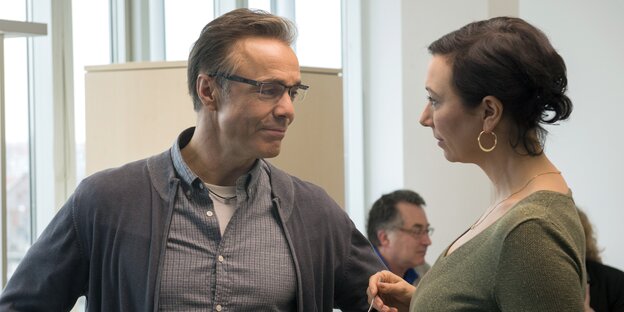Ursula Strauss und Hannes Jaenicke stehen sich in einer Filmszene gegenüber und lächeln sich an Ursula Strauss und Hannes Jaenicke stehen sich in einer Filmszene gegenüber und lächeln sich an