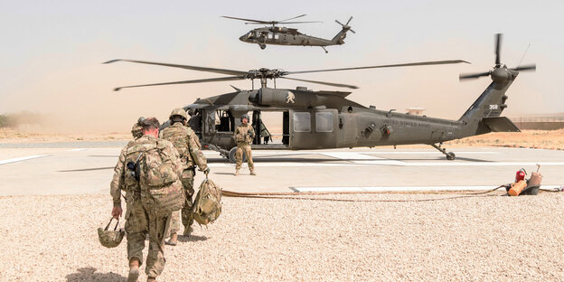 US-Soldaten steigen in einen Hubschrauber US-Soldaten steigen in einen Hubschrauber