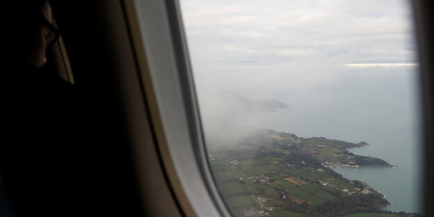 Blick aus einem Flugzeugfenster auf die Kanalinsel Jersey Blick aus einem Flugzeugfenster auf die Kanalinsel Jersey