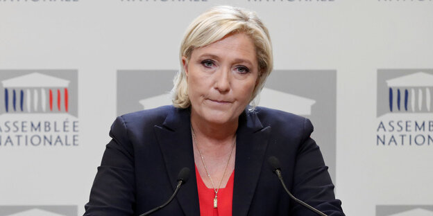 Marine Le Pen steht vor einem Mikrofon Marine Le Pen steht vor einem Mikrofon