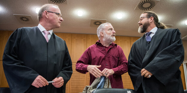 Rechtsanwalt Hannes Linke (l-r), der Angeklagte Schweizer Daniel M. und der Anwalt Robert Kain stehen nebeneinander Rechtsanwalt Hannes Linke (l-r), der Angeklagte Schweizer Daniel M. und der Anwalt Robert Kain stehen nebeneinander