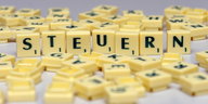 Das Wort „Steuern“ aus Scrabble-Buchstaben