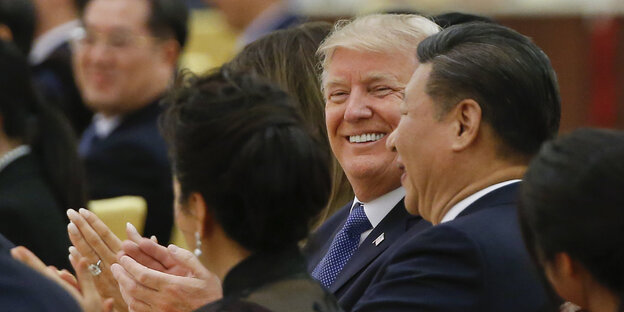 Donald Trump und Xi Jinping lachen gemeinsam Donald Trump und Xi Jinping lachen gemeinsam