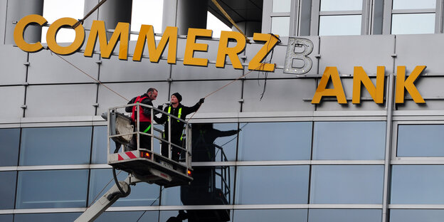 An einer Fassade wird der Schriftzug "Commerzbank" angebracht An einer Fassade wird der Schriftzug "Commerzbank" angebracht
