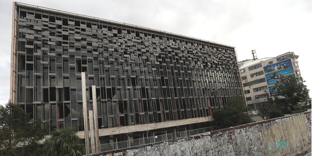 ein Gebäude hinter einer Mauer ein Gebäude hinter einer Mauer