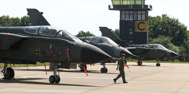 drei Kampfjets, im Hintergrund ein Tower drei Kampfjets, im Hintergrund ein Tower