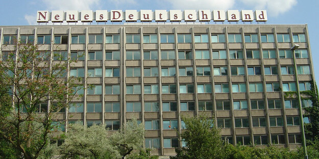 Bürogebäude mit den Buchstaben "Neues Deutschland" oben drauf Bürogebäude mit den Buchstaben "Neues Deutschland" oben drauf