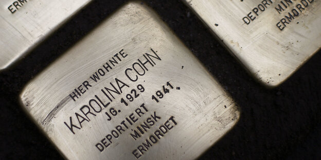 "Stolperstein" mit Aufschrift "Karolina Cohn" "Stolperstein" mit Aufschrift "Karolina Cohn"