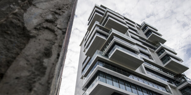 Wohhaus "Living Levels“ und ein Stück Mauer Wohhaus "Living Levels“ und ein Stück Mauer