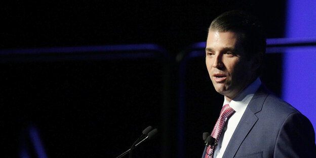 Ein Mann, Donald Trump junior, vor schwarzem Hintergrund Ein Mann, Donald Trump junior, vor schwarzem Hintergrund