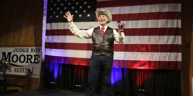 Der Republikaner Roy Moore auf der Bühne vor einer US-Flagge Der Republikaner Roy Moore auf der Bühne vor einer US-Flagge