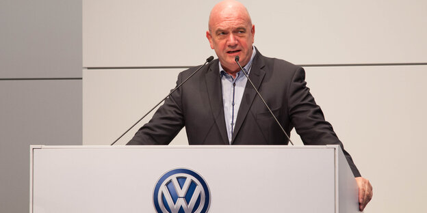 Bernd Osterloh steht hinter einem Rednerpult, auf dem das VW-Logo prangt Bernd Osterloh steht hinter einem Rednerpult, auf dem das VW-Logo prangt