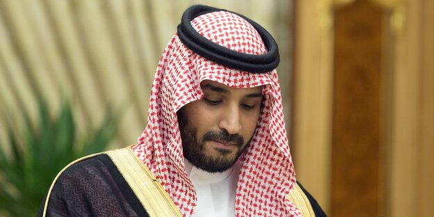 Mohammed bin Salman guckt nach unten Mohammed bin Salman guckt nach unten