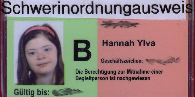 Hannahs Schwerinordnung-Ausweis mit einem Bild von ihr Hannahs Schwerinordnung-Ausweis mit einem Bild von ihr