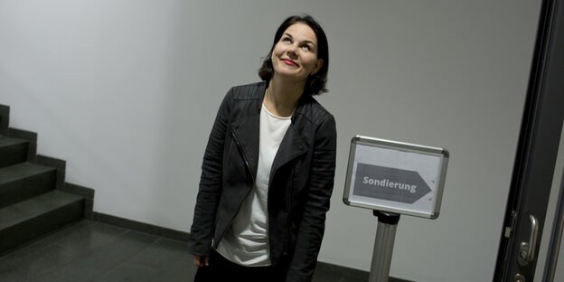 Annalena Baerbock steht in einem Treppenhaus Annalena Baerbock steht in einem Treppenhaus