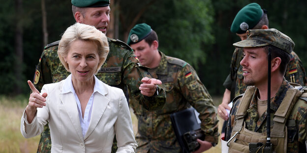 Ursula von der Leyen mit Soldaten