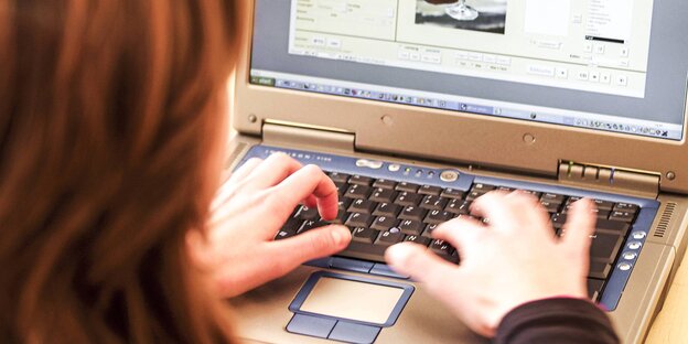 junge Frau arbeitet an einem Notebook junge Frau arbeitet an einem Notebook