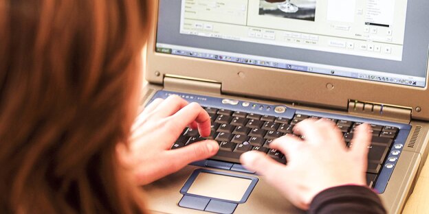 junge Frau arbeitet an einem Notebook